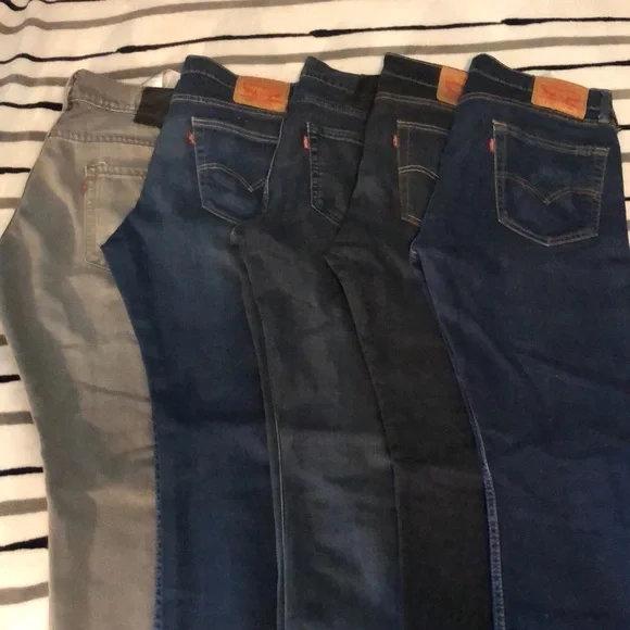 5 pairs of Levi’s Jeans